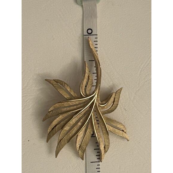 Vintage Crown Trifari Brooch Pin Big 1950s MCM Gold Tone Textured Palm Leaf Tree - Picture 4 of 4